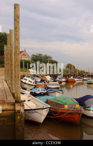 Piccole imbarcazioni ormeggiate in Norfolk Foto Stock