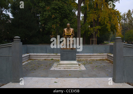 Statua del giornalista Indro Montanelli nei Giardini Pubblici di Milano Regione Lombardia Italia Europa Foto Stock