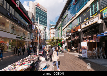 Negozi, ristoranti, caffetterie e bancarelle nel trafficato quartiere dello shopping di Myungdong, Seoul, Corea Foto Stock