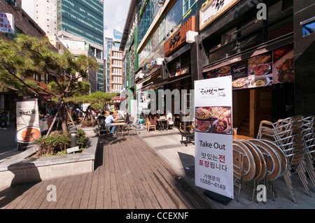 Negozi, ristoranti e caffetterie nel trafficato quartiere dello shopping di Myungdong, Seoul, Corea Foto Stock