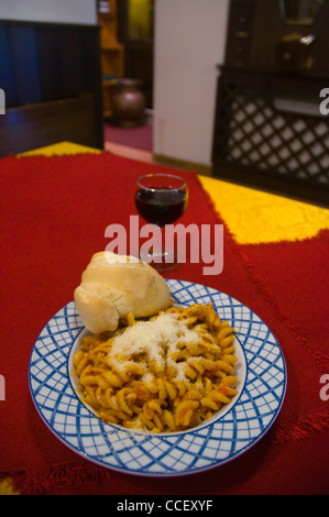 Pasta al pomodoro penne con salsa di pomodoro e il parmigiano in Righetto ristorante Vicenza Veneto Italia settentrionale Foto Stock