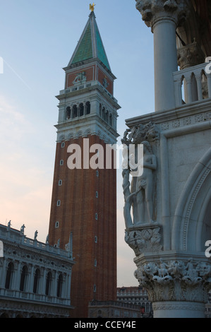 Il Palazzo Ducale e il Campanile campanile Piazzetta Piazza San Marco sestiere di Venezia Distretto Veneto Italia settentrionale Foto Stock