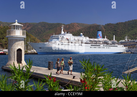Marmaris Cruise Port, Marmaris, Muğla Provincia, la Turchia con la Thomson "celebrazione' sul quay. Foto Stock