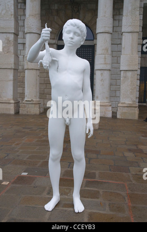 Ragazzo con una statua rana da Charles Ray fuori Punta della Dogana museu Venezia Veneto Italia del nord Europa Foto Stock