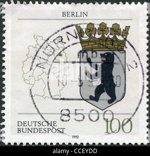 Un timbro stampato in Germania, mostra lo stemma dello Stato federale di Berlino e la mappa della Germania, circa 1992 Foto Stock