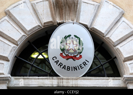 Emblema dei Carabinieri in un edificio della gendarmeria nella capitale italiana Roma. Foto Stock