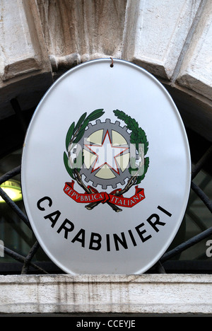 Emblema dei Carabinieri in un edificio della gendarmeria nella capitale italiana Roma. Foto Stock