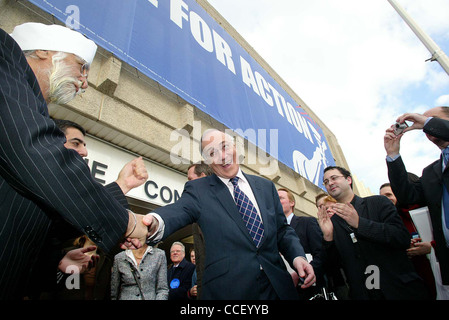 Leader conservatore Michael Howard saluta i sostenitori al di fuori del centro di Brighton. Foto di James Boardman. Foto Stock