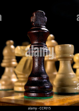 Il re pezzo degli scacchi su una scacchiera Foto Stock
