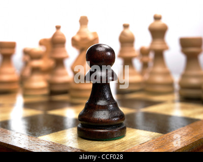 Una pedina pezzo degli scacchi su una scacchiera Foto Stock