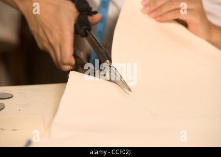 Immagine ritagliata del designer di moda panno di taglio Foto Stock