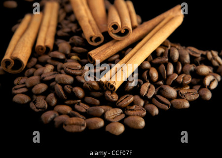 I chicchi di caffè con bastoncini di cannella Foto Stock