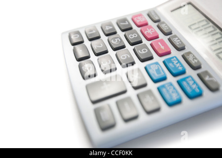 Vista ravvicinata della calcolatrice su sfondo bianco Foto Stock