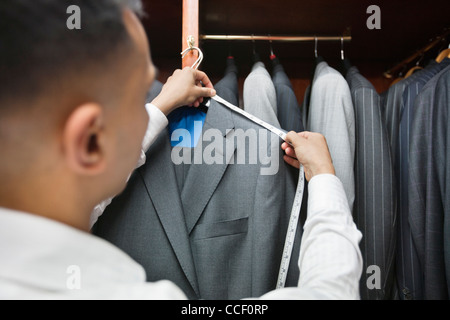 Adattare la misura lo spallamento della tuta Foto Stock