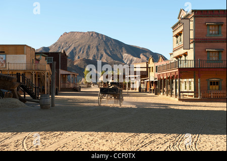 Cowboy alla guida di un carro sul set del film a Mini Hollywood, Tabernas, Almeria, Andalusia, Spagna Foto Stock