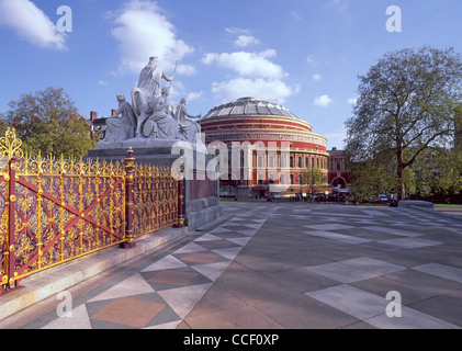 Londra vittoriana storico & turismo palazzi angolo dell'Albert Memorial & Royal Albert Hall concert hall Kensington Gardens London REGNO UNITO Foto Stock