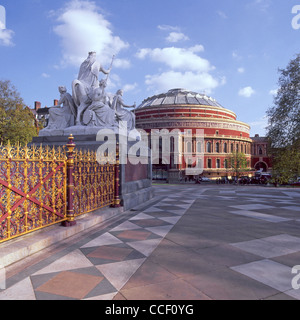 La storica Londra vittoriana fa parte degli edifici della sala concerti Albert Memorial & Royal Albert Hall a Kensington Gardens Royal Park Inghilterra Regno Unito Foto Stock