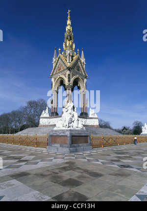 Storico monumento invernale vittoriano di Londra Albert Memorial nel paesaggio dei Kensington Gardens con il principe Alberto seduto in un cielo blu giorno Londra Inghilterra Regno Unito Foto Stock