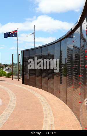 Parete del ricordo presso la HMAS Sydney Memorial a Geraldton in Australia Occidentale. Foto Stock