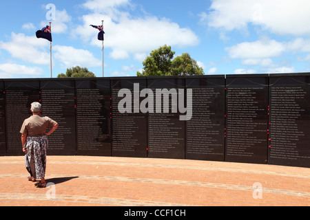 Una donna guarda la parete del ricordo presso la HMAS Sydney Memorial a Geraldton in Australia Occidentale. Foto Stock