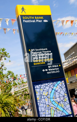 Leggibili London Street firmare al Southbank elenca le destinazioni vicine & Mostra mappa della zona locale in ed intorno a South Bank di Londra Lambeth Regno Unito Foto Stock