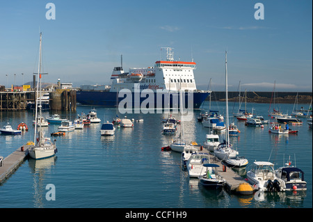 Regno Unito Isole del Canale guernsey condor spedizione commerciale traghetto entrando in st peter port harbour yachts in primo piano Foto Stock