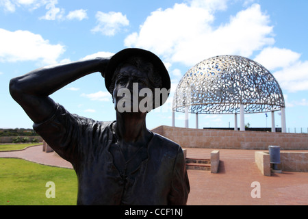 In attesa donna statua, HMAS Sydney Memorial, Geraldton, Western Australia. Foto Stock