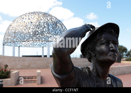 In attesa donna statua, HMAS Sydney Memorial, Geraldton, Western Australia. Foto Stock