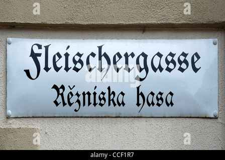 Un cartello stradale di Bautzen in lingua tedesca e in lingua serba a Fleischergasse - Rezniska presentauna. Foto Stock