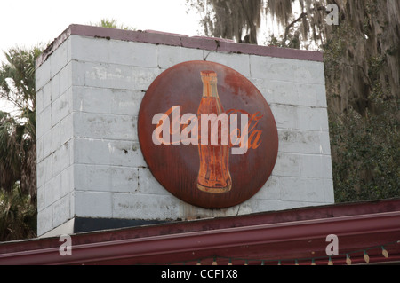 Cross Creek--Coca Cola segno sulla sommità del Yearling Ristorante che prende il nome dal famoso libro di Marjorie Kinnan Rawlings. Foto Stock