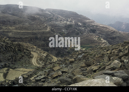 Terreni agricoli terrazzati e distante un vista di un villaggio di montagna di Hajjah Governatorato, Yemen Foto Stock