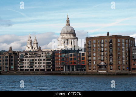 Città di Londra visti attraverso il fiume Tamigi da Southbank Foto Stock