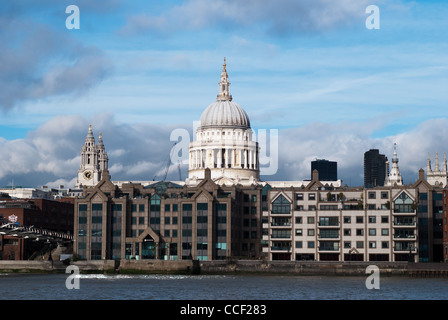 Città di Londra visti attraverso il fiume Tamigi da Southbank Foto Stock