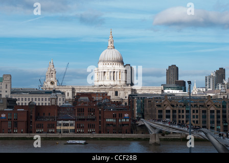 Città di Londra visti attraverso il fiume Tamigi da Southbank Foto Stock