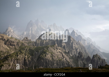 Opinioni dei Cadini di Misurina visto da Tre Cime di Lavaredo, italiani nelle alpi dolomitiche Foto Stock