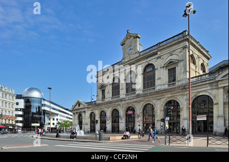 La stazione ferroviaria Gare de stazioni ferroviarie di Lille-Flandres a Lille, Francia Foto Stock