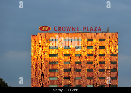 L'hotel Crowne Plaza shining durante il tramonto al quartiere Euralille a Lille , France Foto Stock