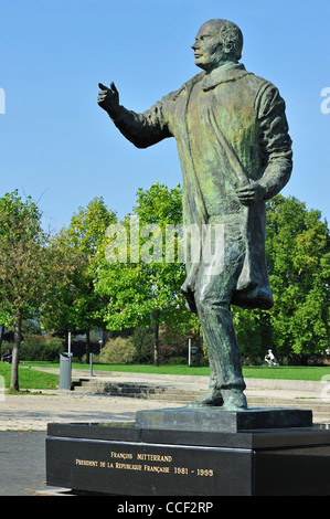 Statua del presidente francese François Mitterrand a Lille, Francia Foto Stock