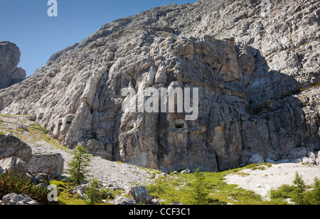 Viste del tempo di guerra pillola scatole nascoste in collina visto dal Passo Monte Croce, Dolomiti italiane, Alpi. Foto Stock