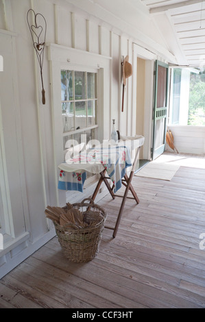 Marjorie Kinnan Rawlings Historic State Park, Cross Creek, Florida. Asse da stiro sul retro zona portico di casa. Foto Stock