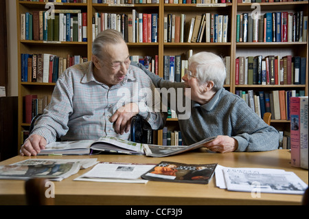 Coppia di anziani godendo ogni altre società Foto Stock