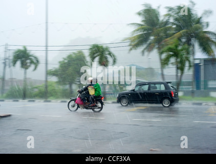 Il traffico nella pioggia pesante in Malesia Foto Stock