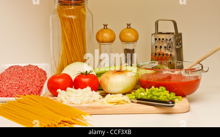 Ingredienti pronti a cuocere gli spaghetti con sugo di pomodoro Foto Stock