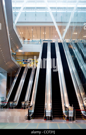 Scala mobile al Changi Airport . Il Changi International Airport, o semplicemente Changi Airport è il principale aeroporto di Singapore. Foto Stock