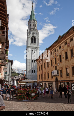 Corso Italia, con campanile Torre Campanaria, Cortina d'Ampezzo, Veneto, Italia settentrionale Foto Stock