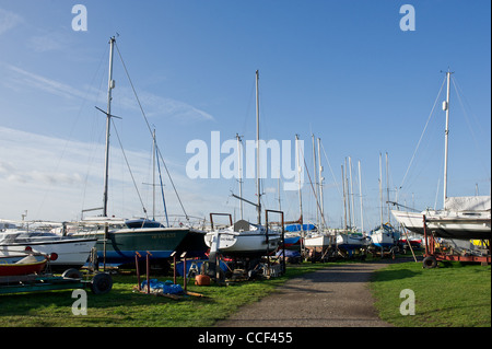 Barche in una zona di stoccaggio in Hoo Marina in Kent Foto Stock