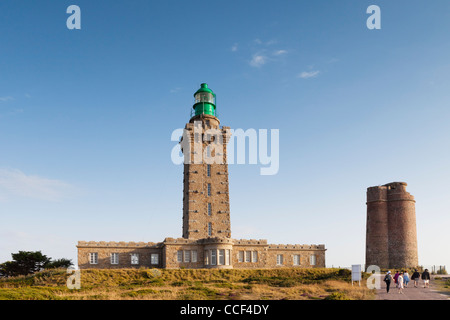 Uno di Bretagna i numerosi e famosi fari, questo è Cap Frehel faro e Semaphore in bella luce della sera. Foto Stock