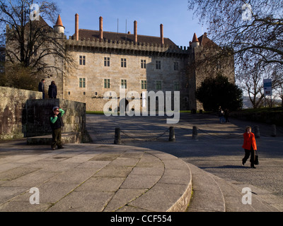 La facciata della Paço dos Duques de Bragança a Guimaraes, Portogallo Foto Stock