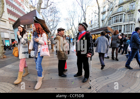 Barcellona, Spagna. Conversazione tra due uomini in Las Ramblas Foto Stock