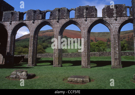 Llanthony Priory navata ad archi e Hatterall Ridge hill in background in primavera Brecon Beacons Powys South Wales UK Foto Stock